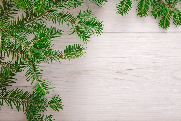 Noel ağacı dalları arka planda