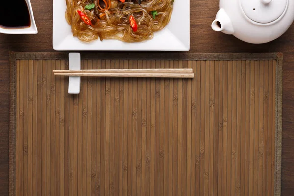 亚洲食品在一碗在仿古木制背景配表 — 图库照片