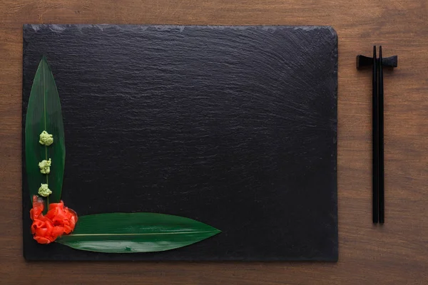 Boş rustik siyah arduvaz taş kaplama ahşap arka plan üzerinde