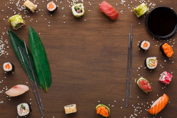 Sushi és a tekercs háttér, keret, fekete, felső nézetben. — Stock Fotó