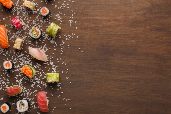 Suşi, maki ve susam rulo ahşap rustik arka planda, kopya alanı kümesi