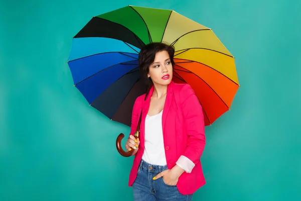 Glad tjej med färgglada paraply på studio bakgrund — Stockfoto