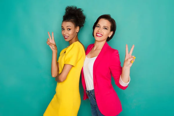 Dos novias divirtiéndose en el fondo del estudio azur — Foto de Stock