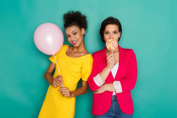 Zwei Freundinnen haben Spaß bei azur studio hintergrund — Stockfoto