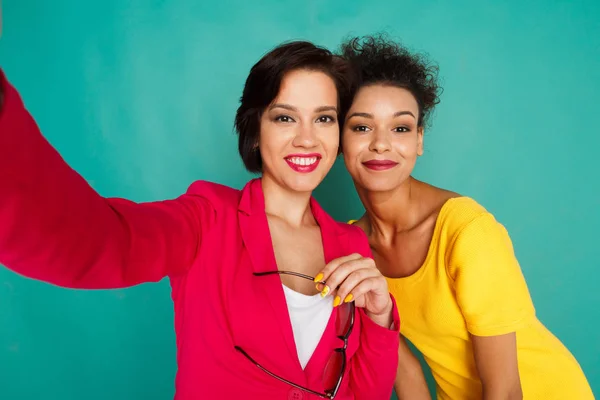 Dos novias divirtiéndose en el fondo del estudio azur — Foto de Stock