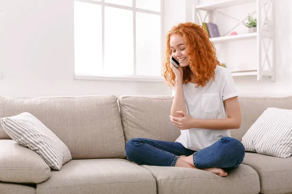 Lachende jong meisje bellen op mobiele telefoon — Stockfoto