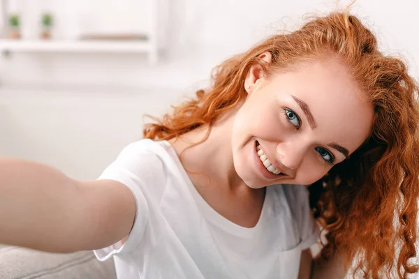 Süßes lächelndes Mädchen macht Selfie — Stockfoto