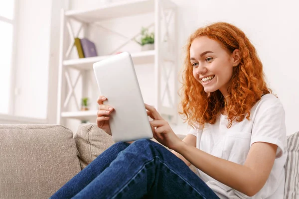 年轻的女孩，在家里一台平板电脑 — 图库照片