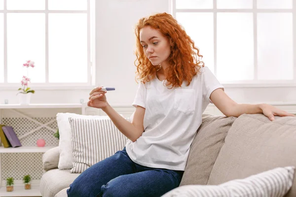 Chica preocupada leyendo los resultados de su prueba de embarazo —  Fotos de Stock