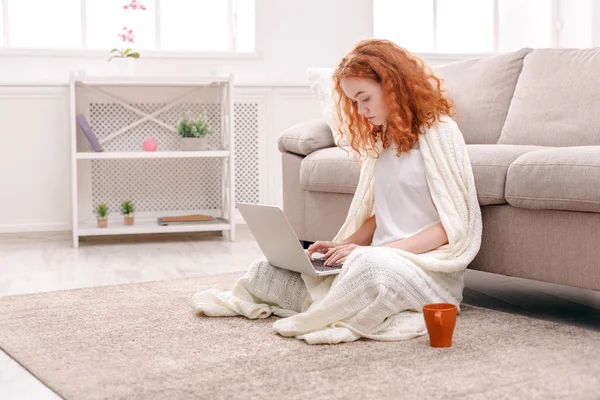Cozy home. Girl in a blanket with a laptop — Stock Photo, Image