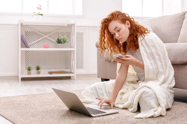 Gezellige huis. Meisje in een deken met een laptop — Stockfoto