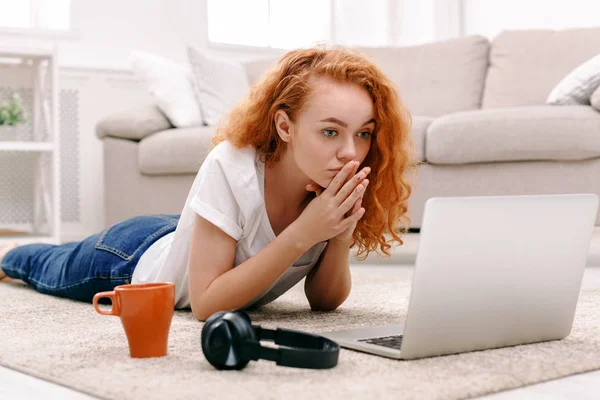 Dizüstü bilgisayar kullanan düşünceli öğrenci kız