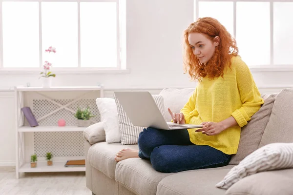 Giovane ragazza con computer portatile in casa — Foto Stock