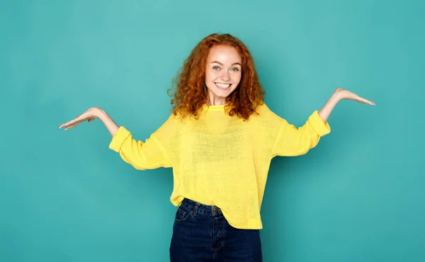 Joven mujer sonriente con los brazos extendidos — Foto de Stock