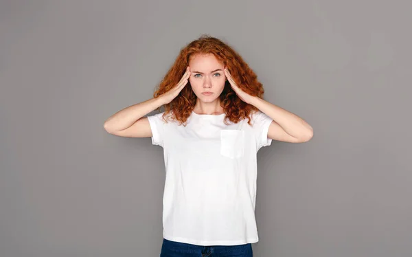 Retrato de mulher estressada emocional no fundo escuro — Fotografia de Stock