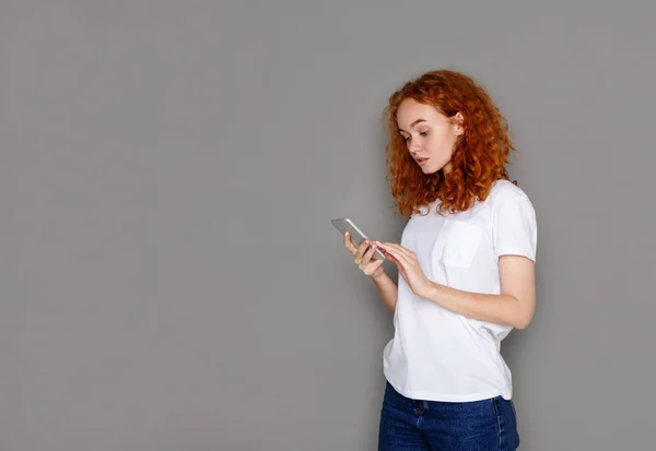 Junge Frau tippt Nachricht auf Smartphone — Stockfoto