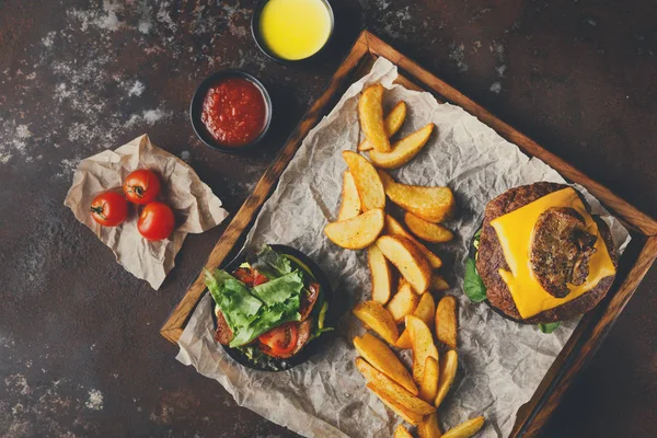 Hamburger menü üzerinde ahşap tepsi üstten görünüm götürün