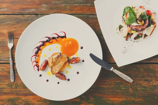 Kavrulmuş kaz ciğeri tarihi meyve ve elma ile