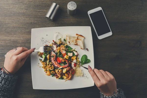 Comer salada com polvo e legumes pov — Fotografia de Stock