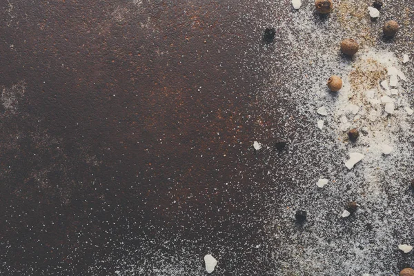Sal y pimienta dispersas sobre fondo oscuro — Foto de Stock