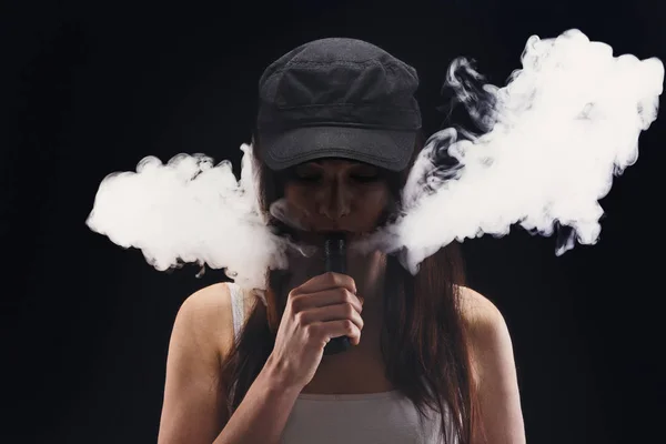 검은 연기와 함께 젊은 여성이 vaping 전자 담배 — 스톡 사진