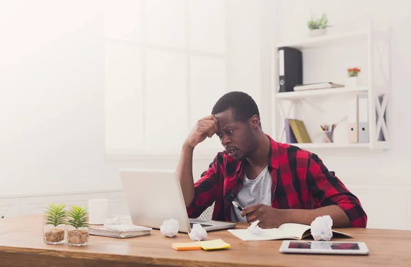 Homem de negócios cansado preto no escritório casual, trabalho com laptop — Fotografia de Stock