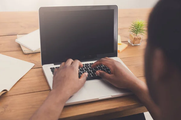 Afro-Amerikaanse zakenman in kantoormachines op laptop — Stockfoto