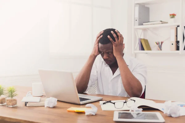 Fáradt fekete üzletember, iroda, munka laptop — Stock Fotó