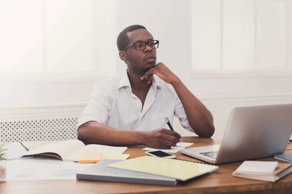 Νέοι μαύρο επιχειρηματίας που εργάζεται με το laptop σε μοντέρνο λευκό δημο — Φωτογραφία Αρχείου