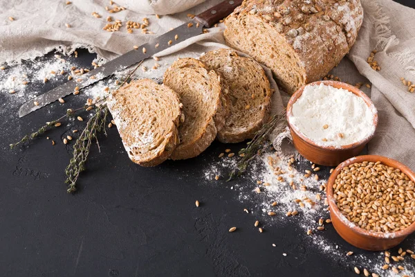 Fırın kavramı. Dilimlenmiş ekmek arka plan bol