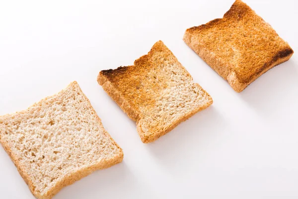 Toastbrotscheiben isoliert auf weißem Hintergrund — Stockfoto