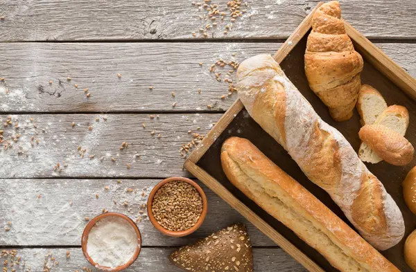 Kırsal ahşap üzerinde kopyalama alanı olan ekmek arkaplanı