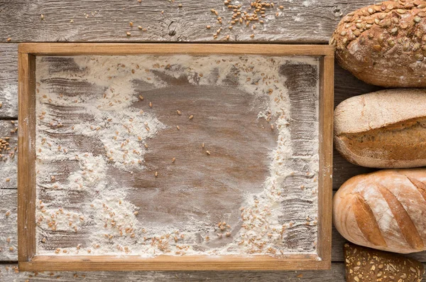 Ekmek fırın arka plan. Kahverengi ve beyaz buğday tahıl somun comp