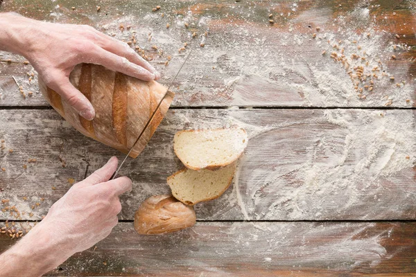 Fırın kavramı arka plan. Ekmek ekmek dilimleri kesme eller