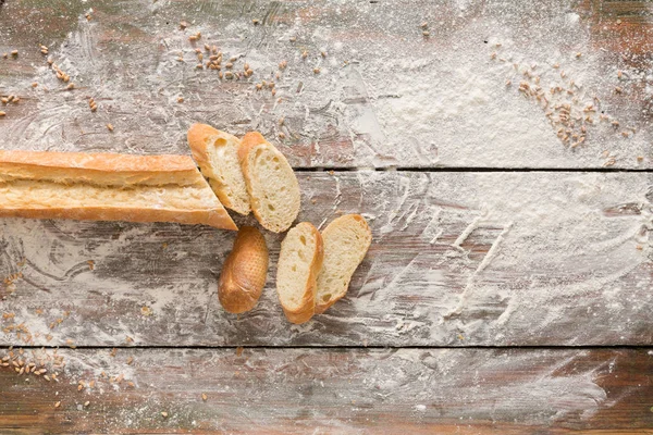 Fondo concepto panadería. Pan y cuchillo en rodajas blancas — Foto de Stock