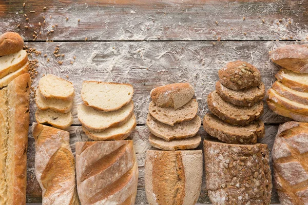 Ekmek fırın arka plan. Kahverengi ve beyaz buğday tahıl somun comp