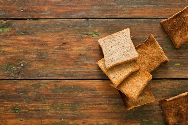 Weißbrot Toasts auf rustikalem Holz Hintergrund — Stockfoto