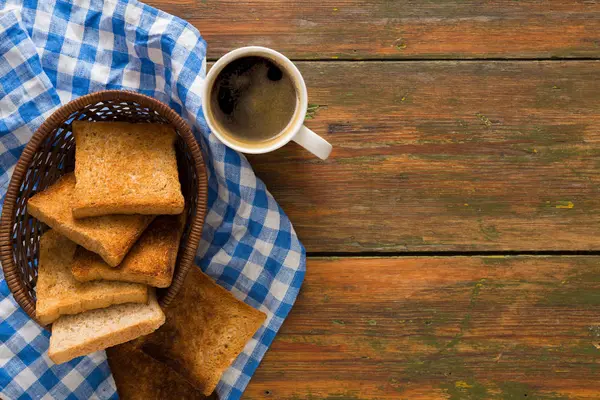 Kahvaltı arka plan, tost ve kahve rustik ahşap, en iyi görünüm