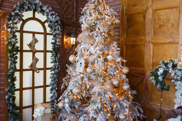 Güzel Noel ağacı ışıkları parlayan süslenmiş