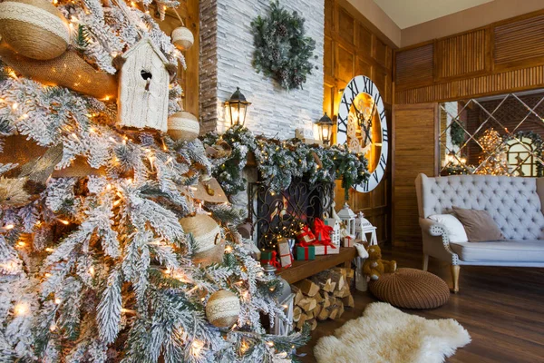 Cozy christmas interieur met fir tree en open haard — Stockfoto