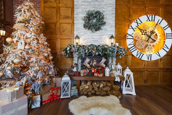 Cozy christmas interior with fir tree and fireplace — Stock Photo, Image