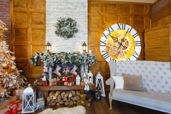 Cozy christmas interieur met versierde open haard — Stockfoto