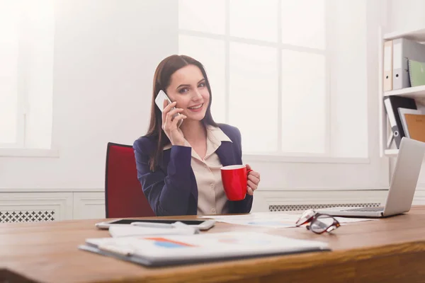 Charla de negocios, mujer consultora por teléfono en la oficina — Foto de Stock