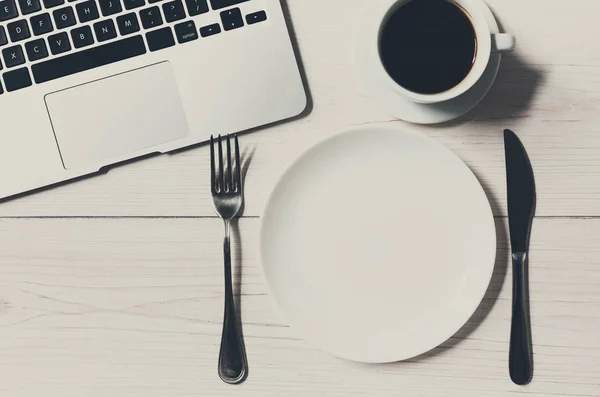 Concepto de negocio o dieta, lugar de trabajo con computadora portátil y plato vacío —  Fotos de Stock