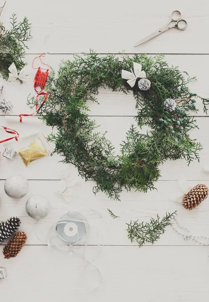 Diy kreatív hobbi. Kézzel készített kézműves karácsonyi dekoráció, Dísz, és garland — Stock Fotó