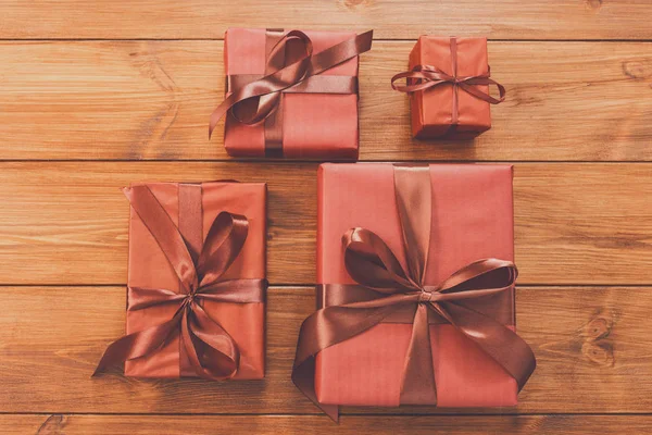 Un sacco di scatole regalo su legno, regali di Natale in carta — Foto Stock