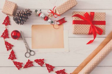 Yaratıcı hobi. Noel hediyesi kutusuna yapmak için el yapımı Araçlar