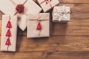 Ahşap çerçeve arka plan üzerinde hediye kutuları sunar