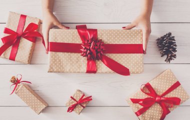 Hediye kutuları üstten görünüm Beyaz ahşap üzerine