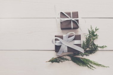 Beyaz tahta üzerinde Noel hediyesi kutularının Üstten Görünüm